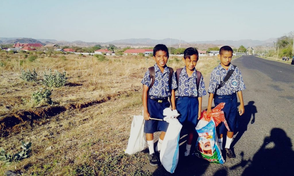 Jelang Festival Literasi,Siswa SMP negeri Satu Pungut Sampah