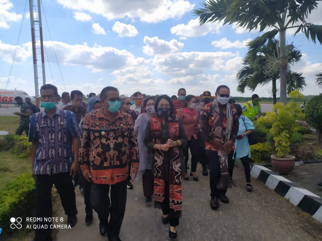 Tiba di Waengapu, Wagub Nae Soi dan Menteri PPPA di Jemput Oleh Empat Bupati Sedaratan Sumba